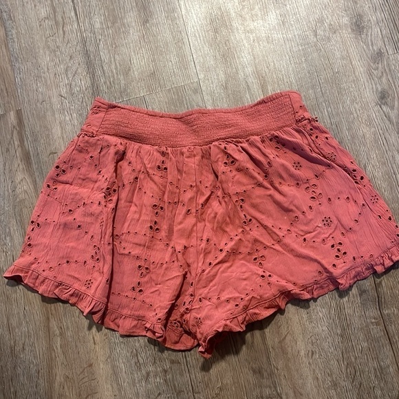 AMERICAN EAGLE ORANGE EYELET FLOWY SHORTS - Picture 5 of 5